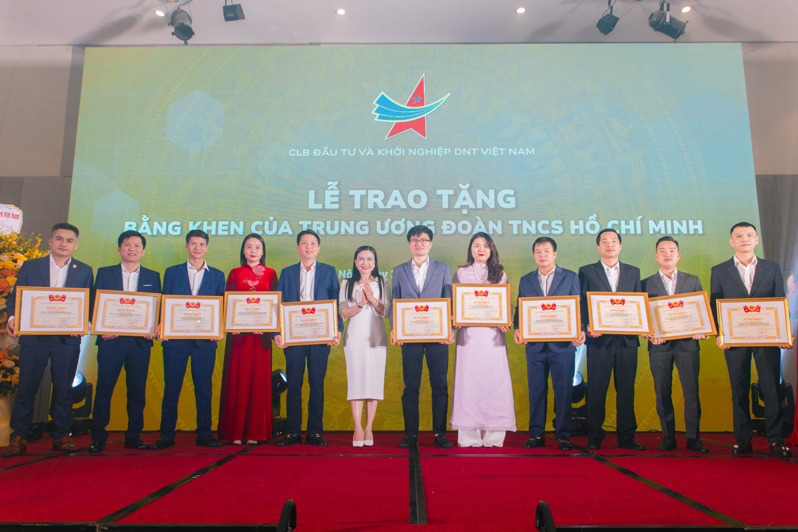 Đoàn Nguyễn Phạm Duy Trang trao Bằng khen của BCH T.Ư Đoàn cho các cá nhân